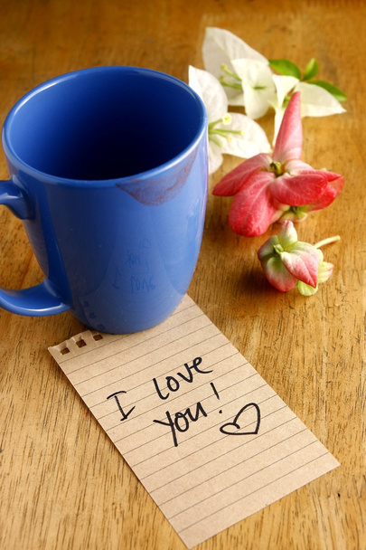 Taza de café con marca de lápiz labial y una nota
 - Foto, Imagen