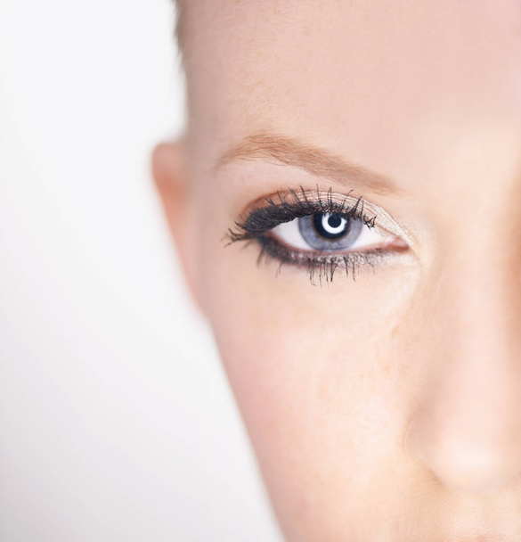 Яркоглазый красавец. Крупный план красивого женского глаза с нанесенным макияжем - Фото, изображение