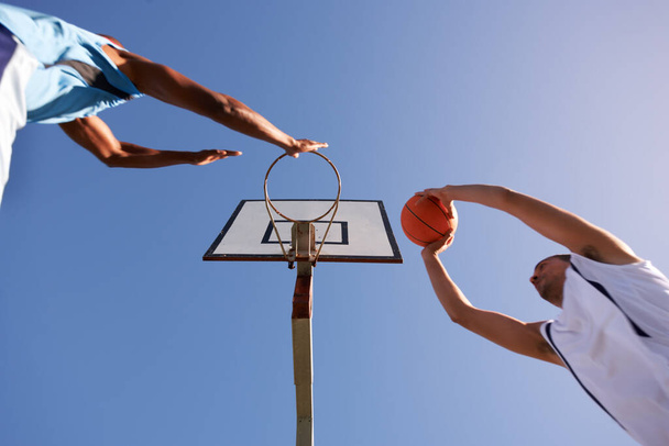 Stejní protivníci. Dva basketbalisté hrají přátelskou hru - Fotografie, Obrázek