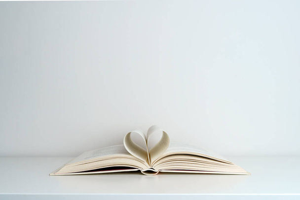 Otevřete knihu na stole. Kniha s bílou stránkou na světle prázdném pozadí. Vzdělání, škola, studium, čtení. Kvalitní fotografie - Fotografie, Obrázek