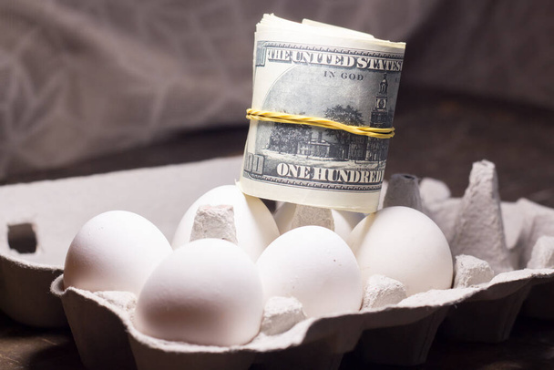 Setelit kananmunissa. Hintojen nousu Ukrainan sodan vuoksi - Valokuva, kuva