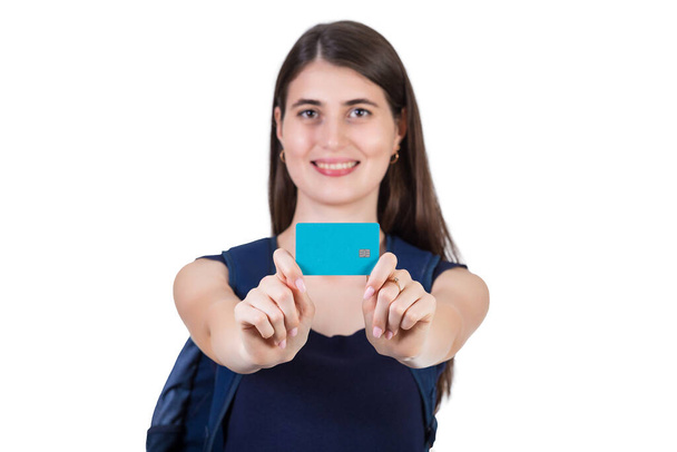 Крупним планом весела студентка з рюкзаком представляє кредитну картку фотоапарата, ізольована на білому тлі з копіювальним простором. Задоволена реклама молодої жінки
 - Фото, зображення