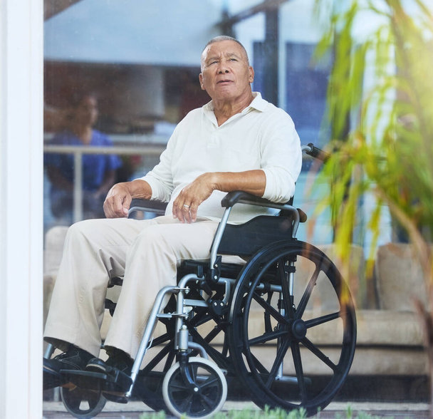 Uomo anziano, assistenza sanitaria e sedia a rotelle in ambulatorio ospedaliero recupero, casa di cura o Messico clinica di fisioterapia benessere. Pensare agli anziani pensionati con assistenza assicurativa per invalidità e assistenza medica. - Foto, immagini