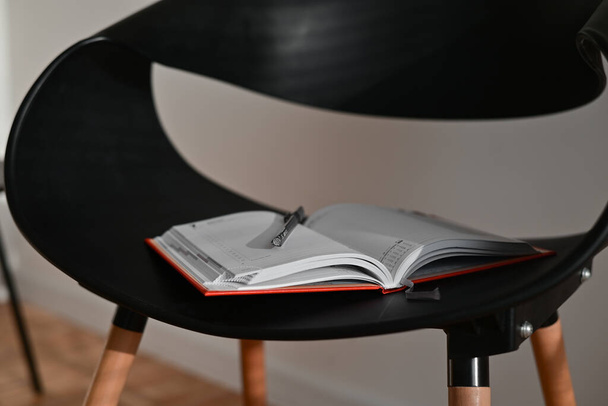 Open book on the desk. Education concept. - Foto, afbeelding