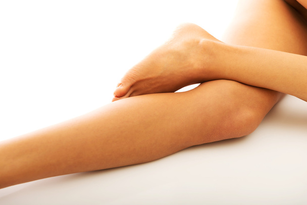 Vue latérale de femmes jambes croisées nues couché
 - Photo, image