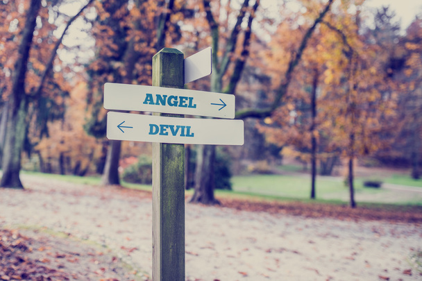 Tegenover de wegen die naar een engel en duivel - Foto, afbeelding