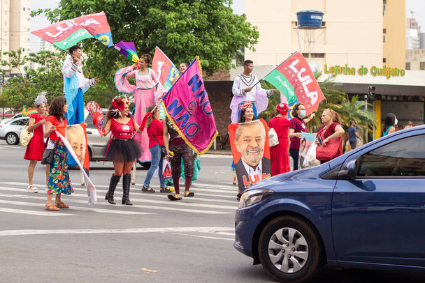 Αρκετοί διαδηλώνουν σε μια διάβαση πεζών. Φωτογραφία που τραβήχτηκε κατά τη διάρκεια παράστασης υπέρ του προεδρικού υποψηφίου της Βραζιλίας Λούλα. - Φωτογραφία, εικόνα