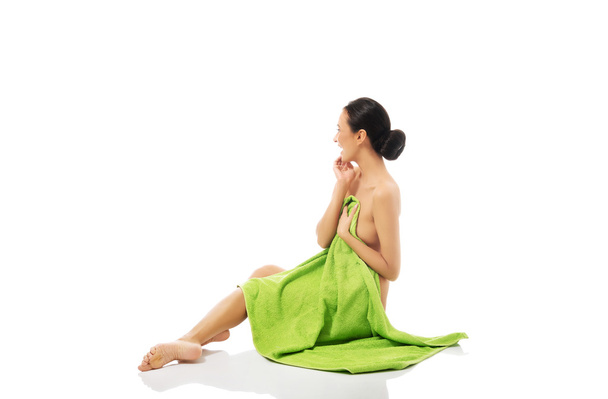 Side view woman sitting wrapped in towel - Foto, Imagem