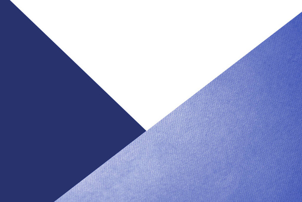 Donker en licht abstracte wit en tinten of tinten van gekleurde driehoeken papieren achtergrond met lijnen kruisen elkaar effen vs getextureerde cover - Foto, afbeelding