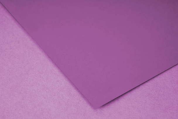 Einfaches Papierblatt, das von oben wie ein offenes Buch auf strukturiertem Hintergrund liegt - Foto, Bild