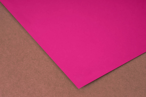 Zwykły arkusz papieru leżący na teksturowanym tle jak otwarta książka z góry - Zdjęcie, obraz