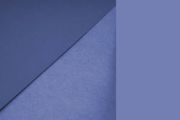Texturované a prosté papíry tvořící dva trojúhelníky a svislý prázdný obdélník pro kreativní návrh krytu - Fotografie, Obrázek