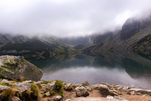 Magiczny krajobraz z odbiciem polskich tatrzańskich jezior w jeziorze i niesamowicie białymi chmurami - Zdjęcie, obraz