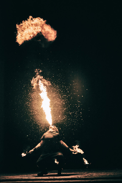active European guy carries out tricks for fire show night - Foto, immagini