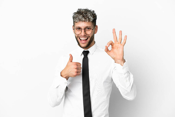 Επιχειρηματίας καυκάσιος άνθρωπος απομονώνονται σε λευκό φόντο δείχνει ok σημάδι και τον αντίχειρα μέχρι χειρονομία - Φωτογραφία, εικόνα