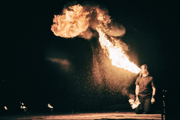 active European guy carries out tricks for fire show night - Foto, Imagem