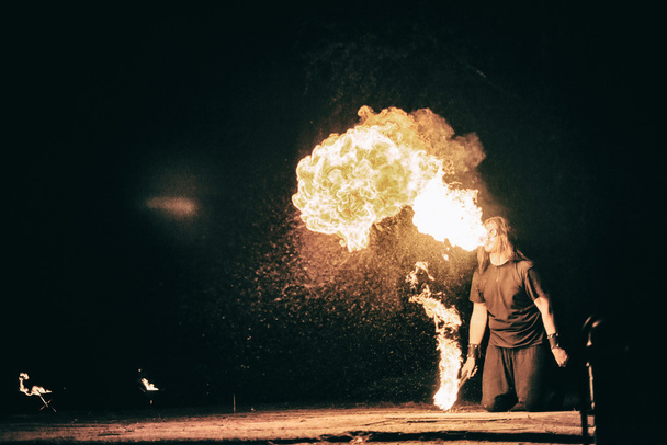 activo europeo chico lleva a cabo trucos para fuego espectáculo noche
 - Foto, Imagen