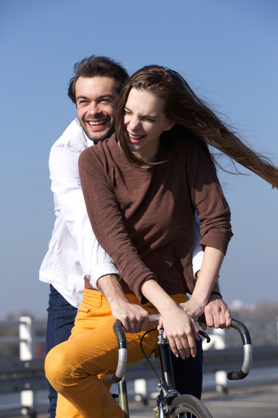 Onnellinen nuori pari ratsastus pyörä
  - Valokuva, kuva