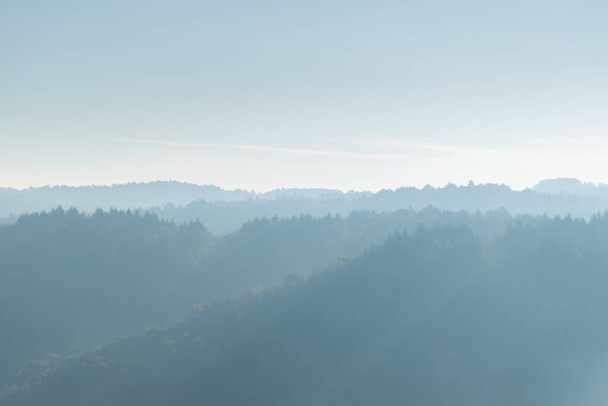 Hügelschichten im Morgennebel mit Wald überwachsen, Herbstmorgen auf dem Land - Foto, Bild