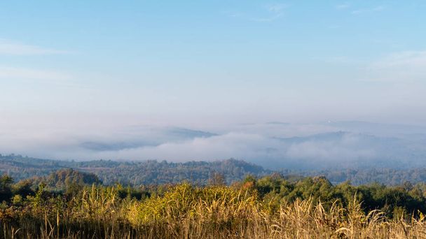 Morgennebel über dem Hügel im Herbst, ländliches Landschaftspanorama im Herbst - Foto, Bild