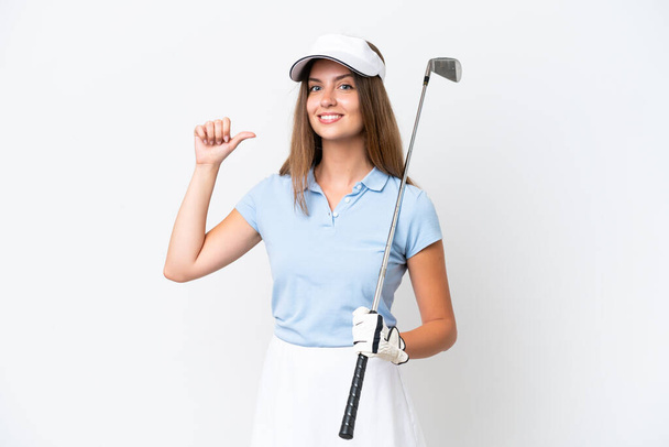 Молода біла жінка ізольована на білому тлі грає в гольф і пишається собою
 - Фото, зображення