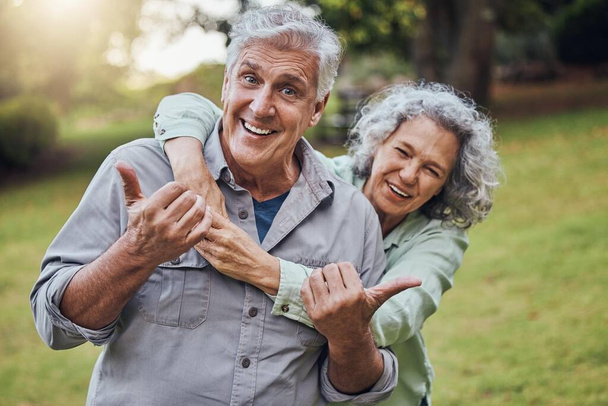 Park, wellness en senior koppel met duimen omhoog voor gezonde motivatie of ondersteuning bij pensionering met groene parklens. Ouderen met liefde, zorg en gelukkig met gezondheid lifestyle portret. - Foto, afbeelding