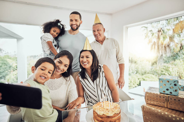 Μεγάλη οικογένεια και πάρτι γενεθλίων selfie στο smartphone για ευτυχισμένη σύνδεση μνήμη φωτογραφία στο Μεξικό. Αγάπη, υποστήριξη και φροντίδα των παππούδων που απολαμβάνουν ειδική γιορτή με παιδιά και συγγενείς - Φωτογραφία, εικόνα