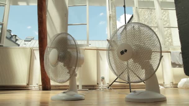 Dos ventiladores de refrigeración en el interior en un caluroso día de verano
 - Metraje, vídeo