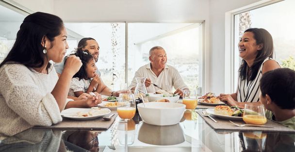 Familie, grootouders en kinderen ontbijten 's morgens samen. Liefde, ouders en kinderen binden zich tijdens een maaltijd zittend aan een tafel met voedsel. Gesprek, praten en gelukkige familie in hun huis. - Foto, afbeelding
