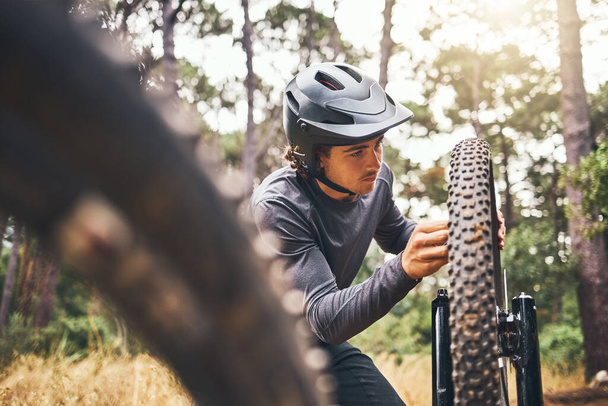 Cycling, adventure trail and bike repair, man fix wheel in forest. Nature, mountain biking and cyclist, outdoor cycle maintenance in Australia. Bicycle ride, dirt path and biker stop for tyre change - Foto, Bild