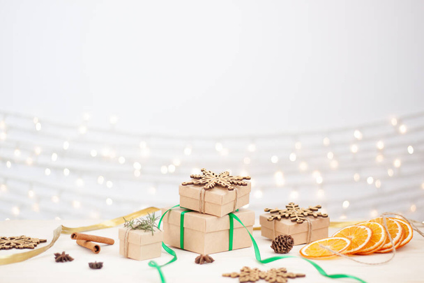 Экологичные упаковочные подарки из ремесленной бумаги на деревянном столе. Отказ от концепции рождественских каникул. Закрыть, скопировать. - Фото, изображение