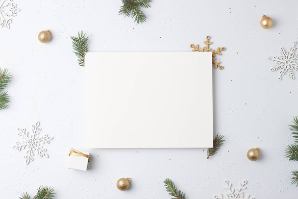 Decorações de Natal com mock up cartão de felicitações e presente no fundo branco. Flat lay, espaço de cópia - Foto, Imagem
