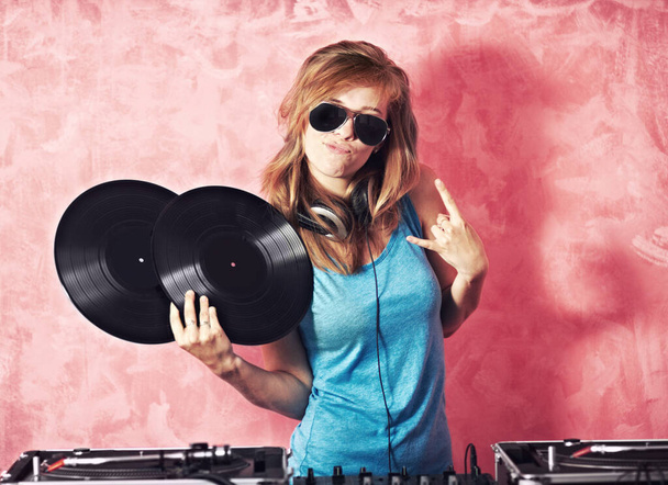 Seni eğlendirecektir. Genç bir bayan DJ jest yapıyor ve rekorlar tutuyor. - Fotoğraf, Görsel