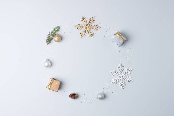 Minimale compositie met kerstversiering en kerstboom op grijze achtergrond. Vlakke lay, kopieerruimte - Foto, afbeelding