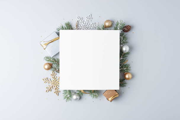 Рождественский минимальный фон с макетом поздравительных открыток и рождественских украшений на сером фоне. Квартира, копировальное пространство - Фото, изображение