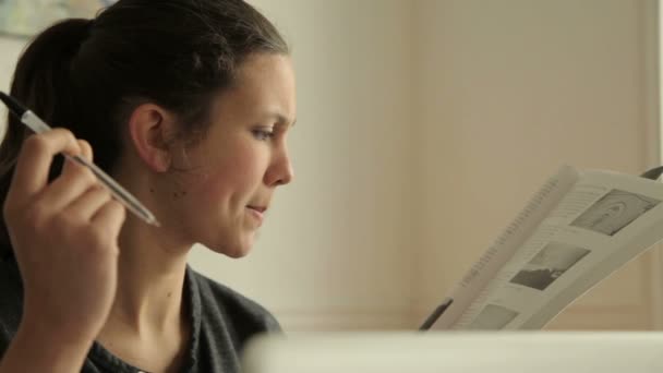 Nainen opiskelija opiskelee ilman menestystä
 - Materiaali, video