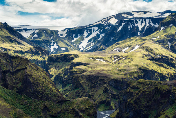 Majestuoso cañón de montaña verde con nieve cubierta y río en las tierras altas de Islandia en verano en Thorsmork, Islandia - Foto, imagen