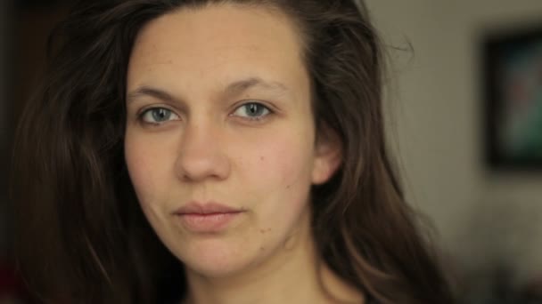 Νεαρή γυναίκα ψάχνει περιέργως και seductively στην κάμερα - Πλάνα, βίντεο