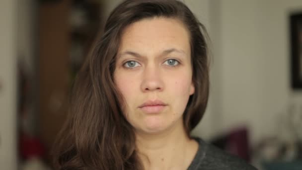Mujer joven mirando escépticamente y desaprobando a la cámara
 - Imágenes, Vídeo