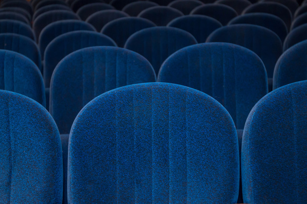 pusty niebieski kina lub teatru miejsc - Zdjęcie, obraz