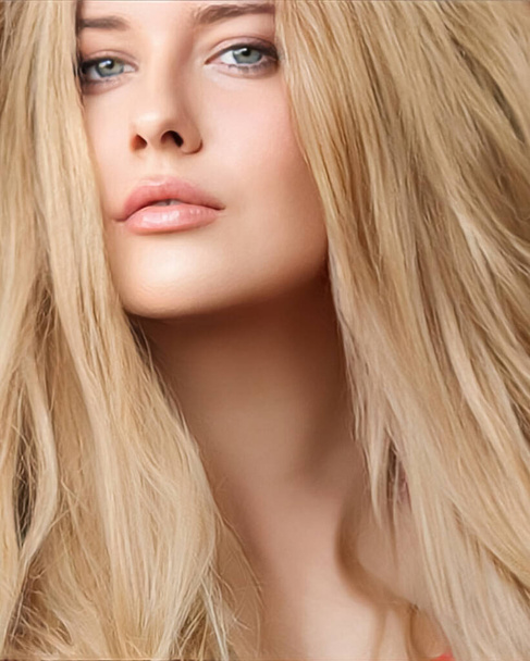 Saç stili, güzellik ve saç bakımı, uzun sarı saçlı güzel bir kadın, kuaför salonu ve saç bakım markası için göz alıcı bir portre. - Fotoğraf, Görsel