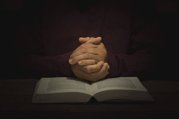 orando manos en la biblia fe en dios biblia pascua devocional perdonar lectura de la biblia en la oscuridad - Foto, Imagen
