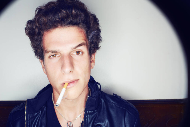 私は好きなことをします...態度でタバコを吸うクールな男の肖像画 - 写真・画像