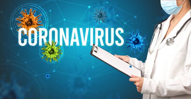 medico prescrive una prescrizione con iscrizione CORONAVIRUS, concetto pandemico - Foto, immagini