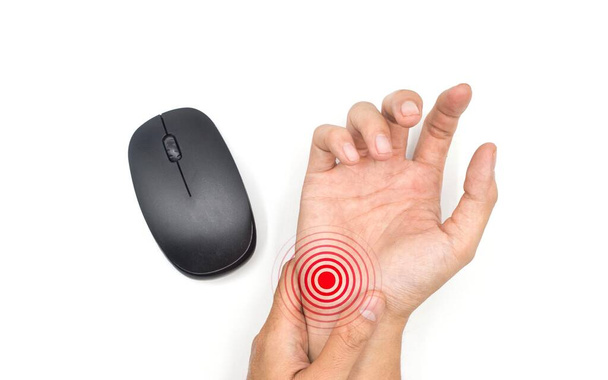 Asyalı genç adamda fare eli sendromu. Bilgisayar faresinin uzun süre kullanılması nedeniyle el veya bilek altında ağrı. - Fotoğraf, Görsel