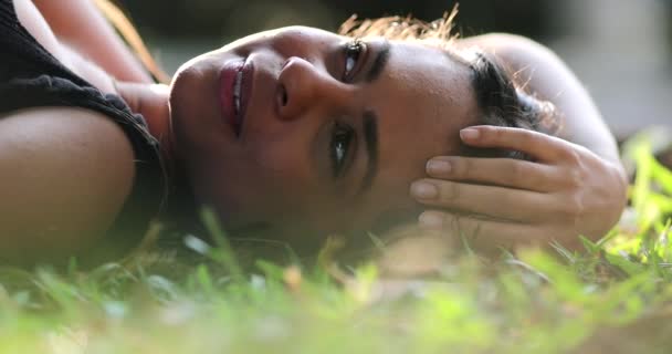 Nainen avaavat silmät makasi ruoho ulkopuolella haaveilee, rento tyttö - Materiaali, video