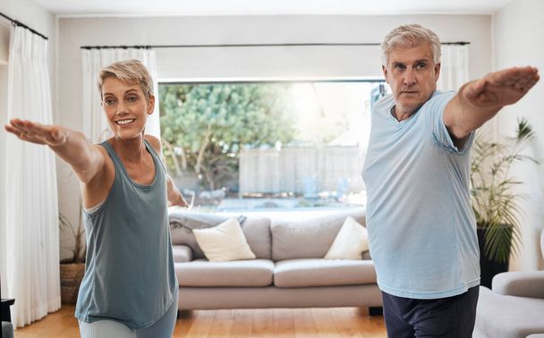 A jóga, az edzés és a végzős pár az otthonukban gyakorlatoznak, hogy aktívak maradjanak. Öreg nő és férfi fitnesz edzést tartanak a nappaliban. Egészséges életmód, wellness és nyújtás nyugdíjazás után. - Fotó, kép