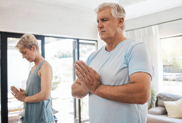 Fitness, meditáció és idősek, akik pilates gyakorlatot végeznek az elme és a test wellness számára a nappaliban. Nyugdíj, namaste és idős férfi és nő zen, nyugodt és egészséges életmód jóga - Fotó, kép
