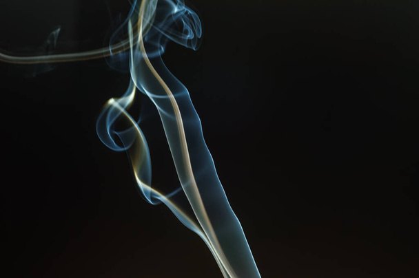 異なる形状を示す空気中の香煙の軌跡。フランス. - 写真・画像