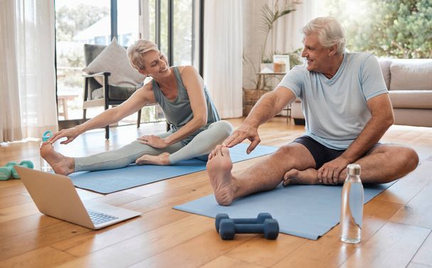 Dehnen, Fitness und Senioren-Pärchen mit Workout im Internet zusammen auf dem Wohnzimmerboden. Glückliche, ruhige und gesunde ältere Männer und Frauen beim Training für Wellness mit Bewegungs-Video im Web. - Foto, Bild